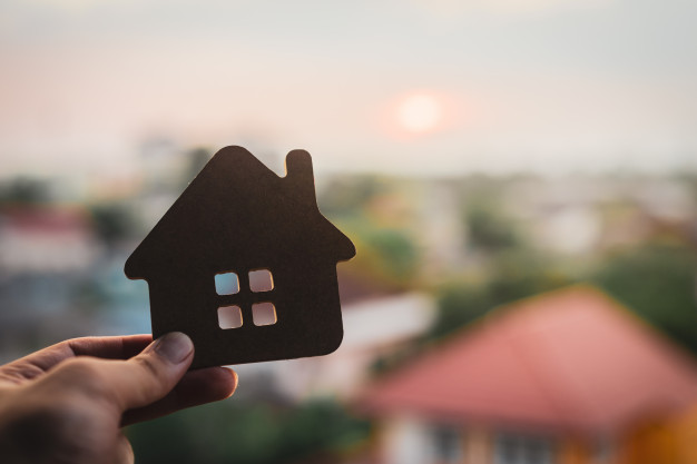 house-model-home-insurance-broker-agents-hand-salesman-person_42691-517